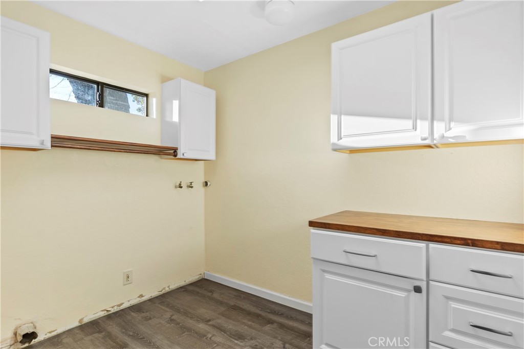27900 Bear Valley Road Tehachapi, CA 93561 - Photo 20 of 41 Laundry room