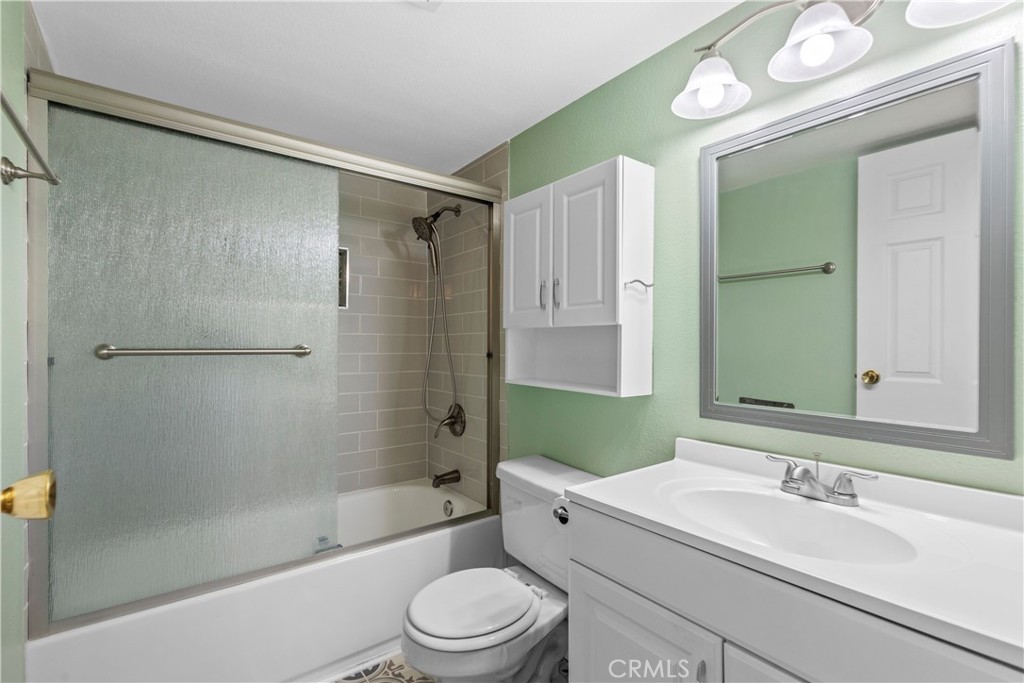 27900 Bear Valley Road Tehachapi, CA 93561 - Photo 25 of 41 Downstairs bath