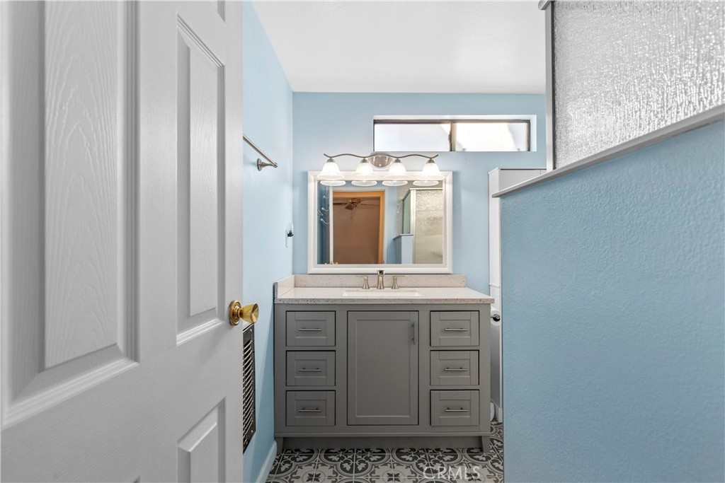 27900 Bear Valley Road Tehachapi, CA 93561 - Photo 35 of 41 Upstairs bath