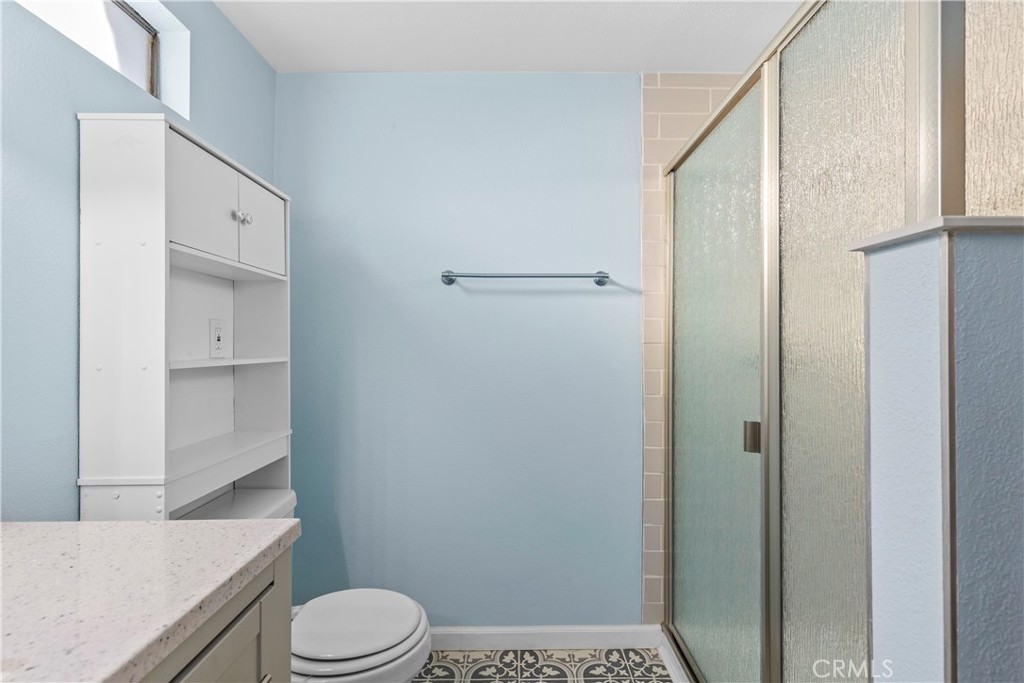 27900 Bear Valley Road Tehachapi, CA 93561 - Photo 37 of 41 Upstairs bath