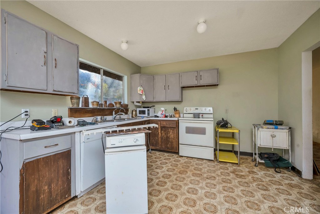 19665 Oat Hill Road Middletown, CA 95461 - Photo 17 of 44 Kitchen