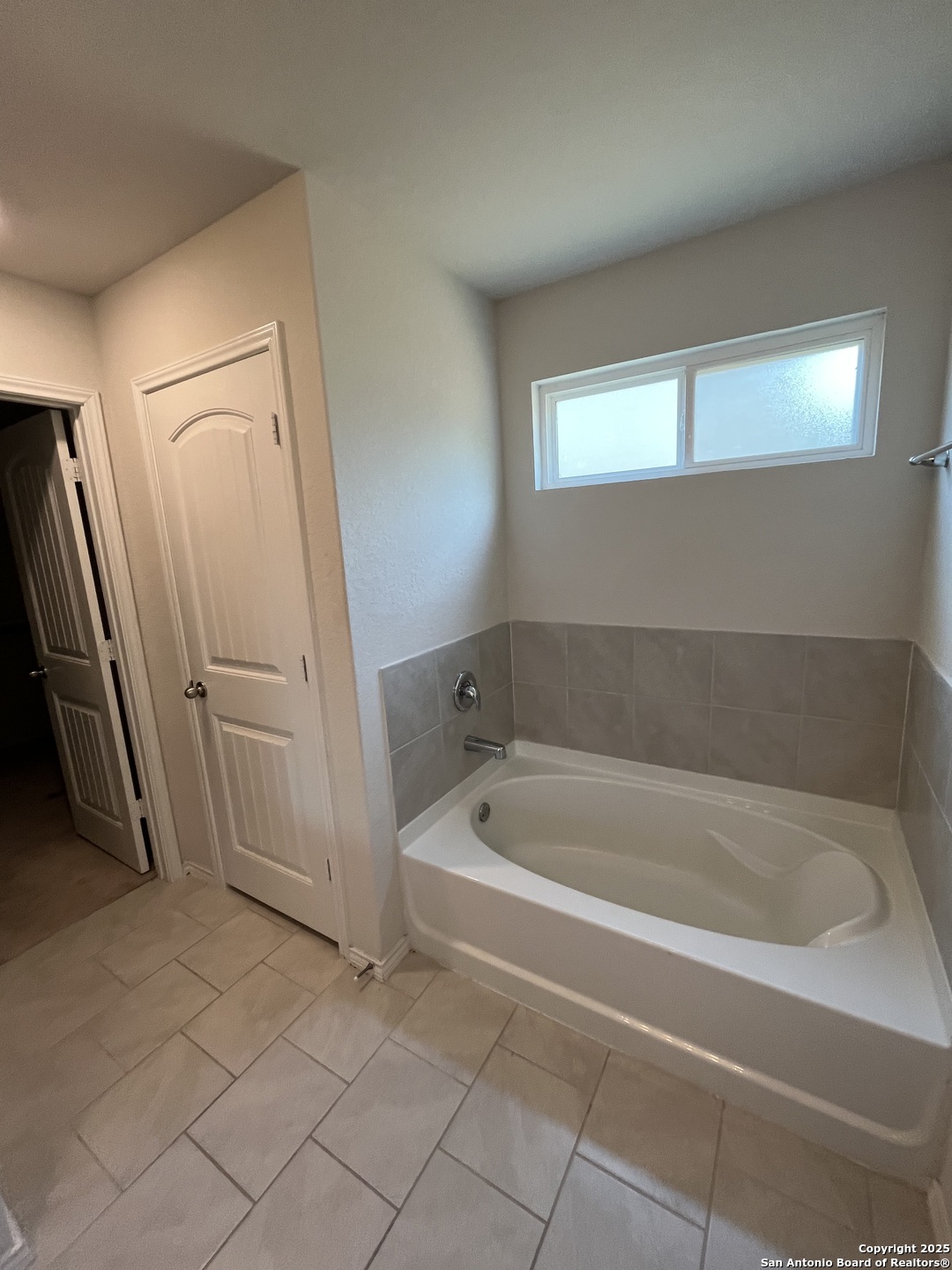 6218 Tadpole Bluff Converse, TX 78109 - Photo 9 of 23 a spacious bathroom with a bathtub and a shower