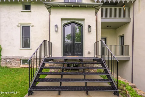 a view of entryway with a front door