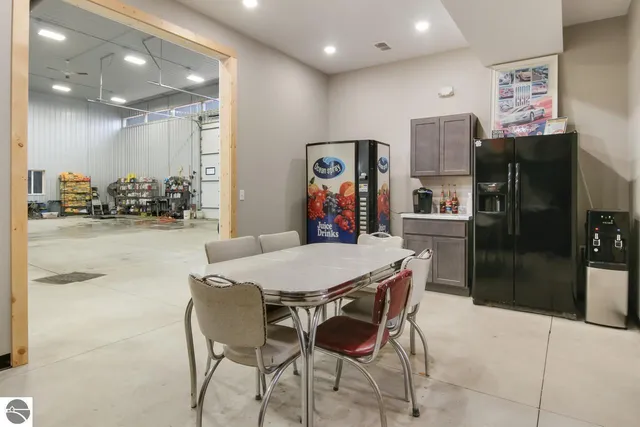 $1,400,000 | 480 East Parkdale Avenue, Manistee, MI 49660