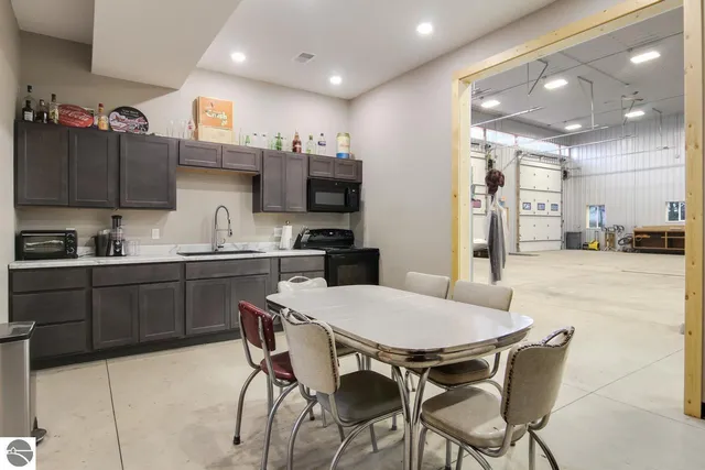 $1,400,000 | 480 East Parkdale Avenue, Manistee, MI 49660