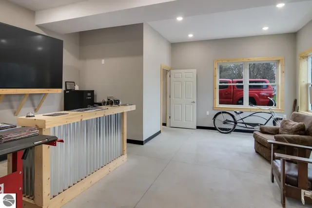 $1,400,000 | 480 East Parkdale Avenue, Manistee, MI 49660