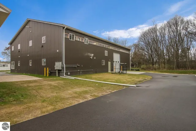 $1,400,000 | 480 East Parkdale Avenue, Manistee, MI 49660