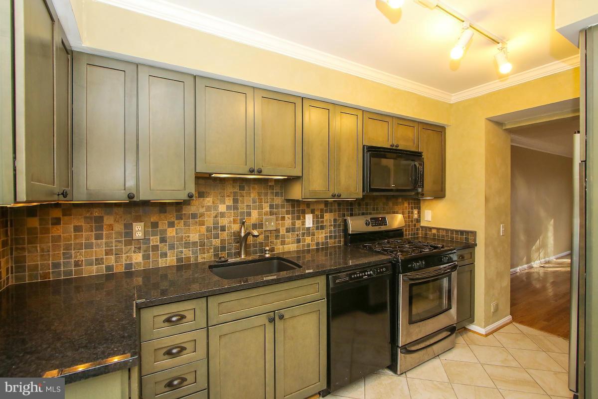 153 Finale Terrace Silver Spring, MD 20901 - Photo 11 of 27 Kitchen