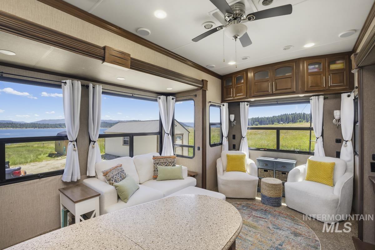44 Pats Lane Cascade, ID 83611 - Photo 10 of 33 Living Room