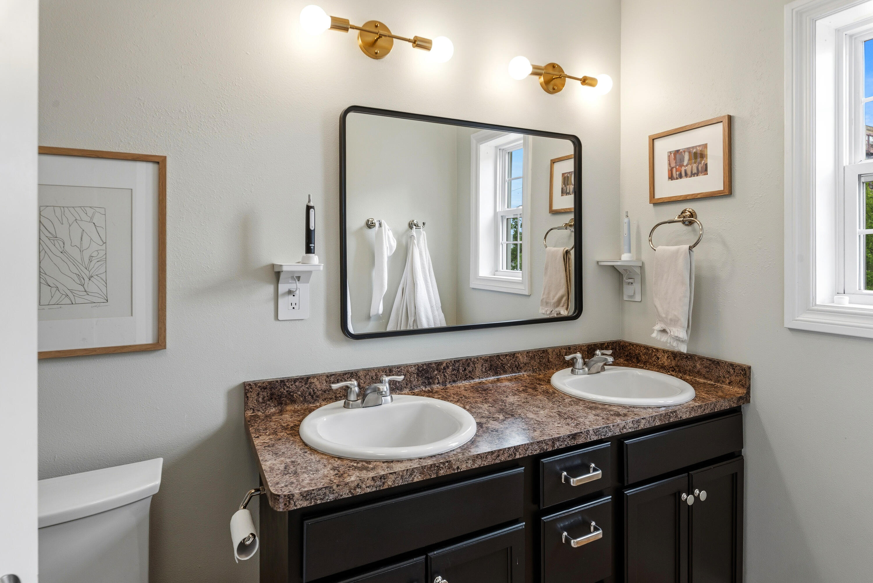 1825 South 3rd Street, Unit 1825 Milwaukee, WI 53204 - Photo 9 of 29 Primary Bath