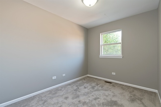 4152 South Berkeley Avenue Chicago, IL 60653 - Photo 11 of 15 an empty room with a window