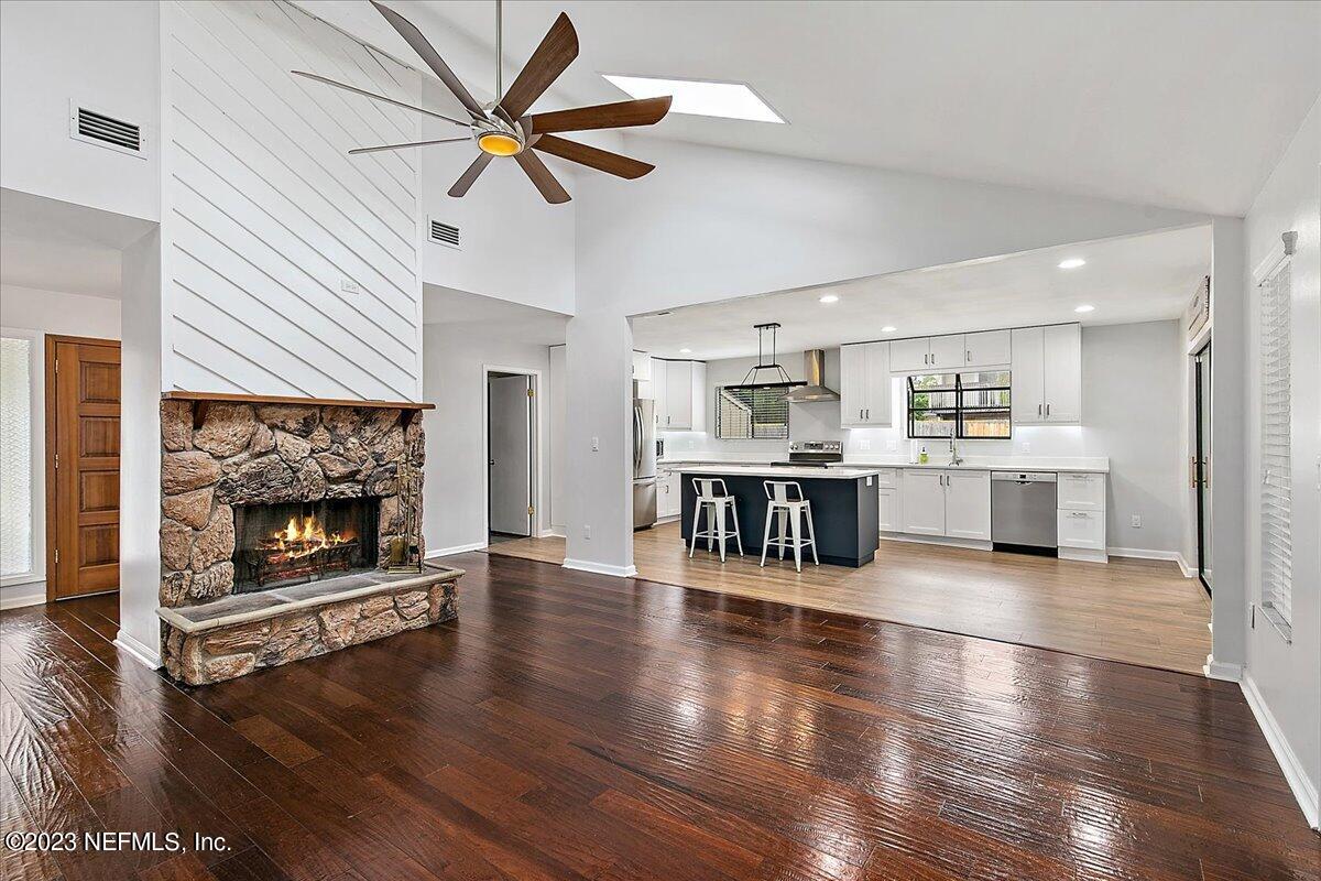 10509 Hampton Road Jacksonville, FL 32257 - Photo 8 of 29 08-Living Room to Kitchen