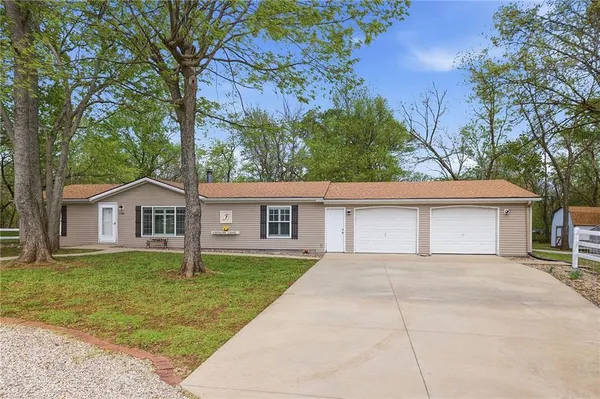 $325,000 | 9 Poplar Lane, Linn Valley, KS 66040