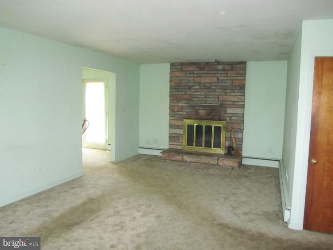 23520 Shiloh Church Road Boyds, MD 20841 - Photo 21 of 23 Living Room