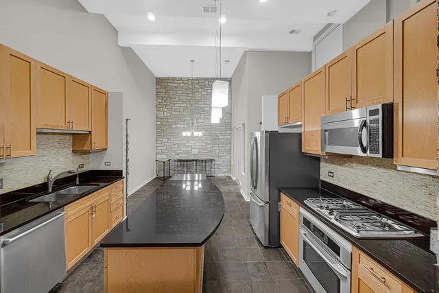 $5,500 | 1424 West Grand Avenue, Unit 2, Chicago, IL 60642
