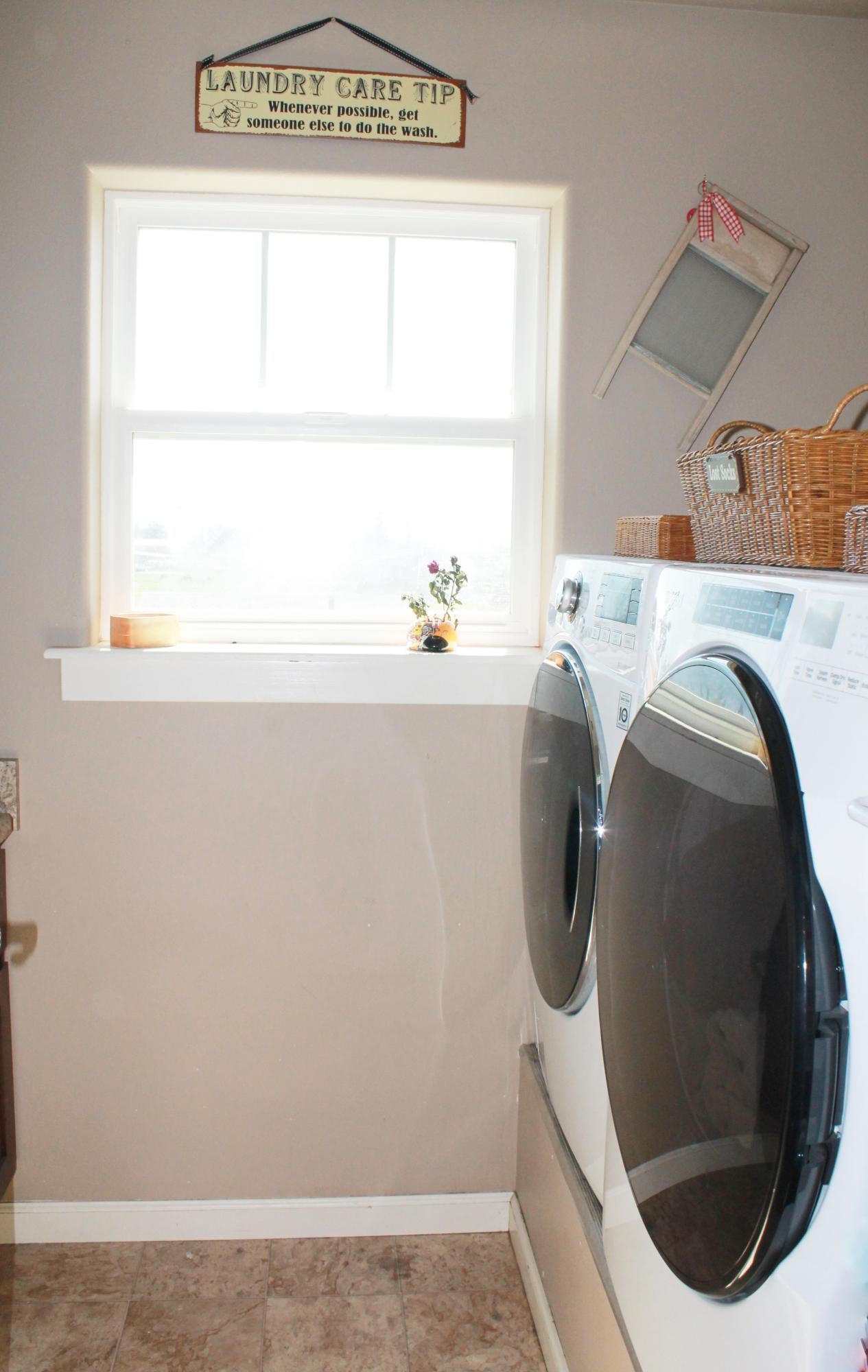10990 Agate Road Eagle Point, OR 97524 - Photo 21 of 28 Laundry