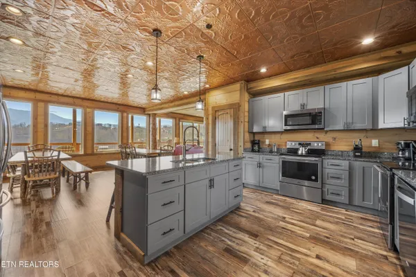 $2,650,000 | 986 Chestnut Drive, Gatlinburg, TN 37738