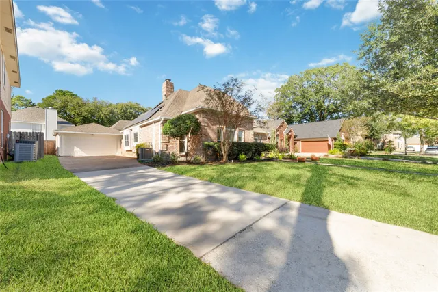 $325,000 | 6306 Castle Ln Drive, Houston, TX 77066