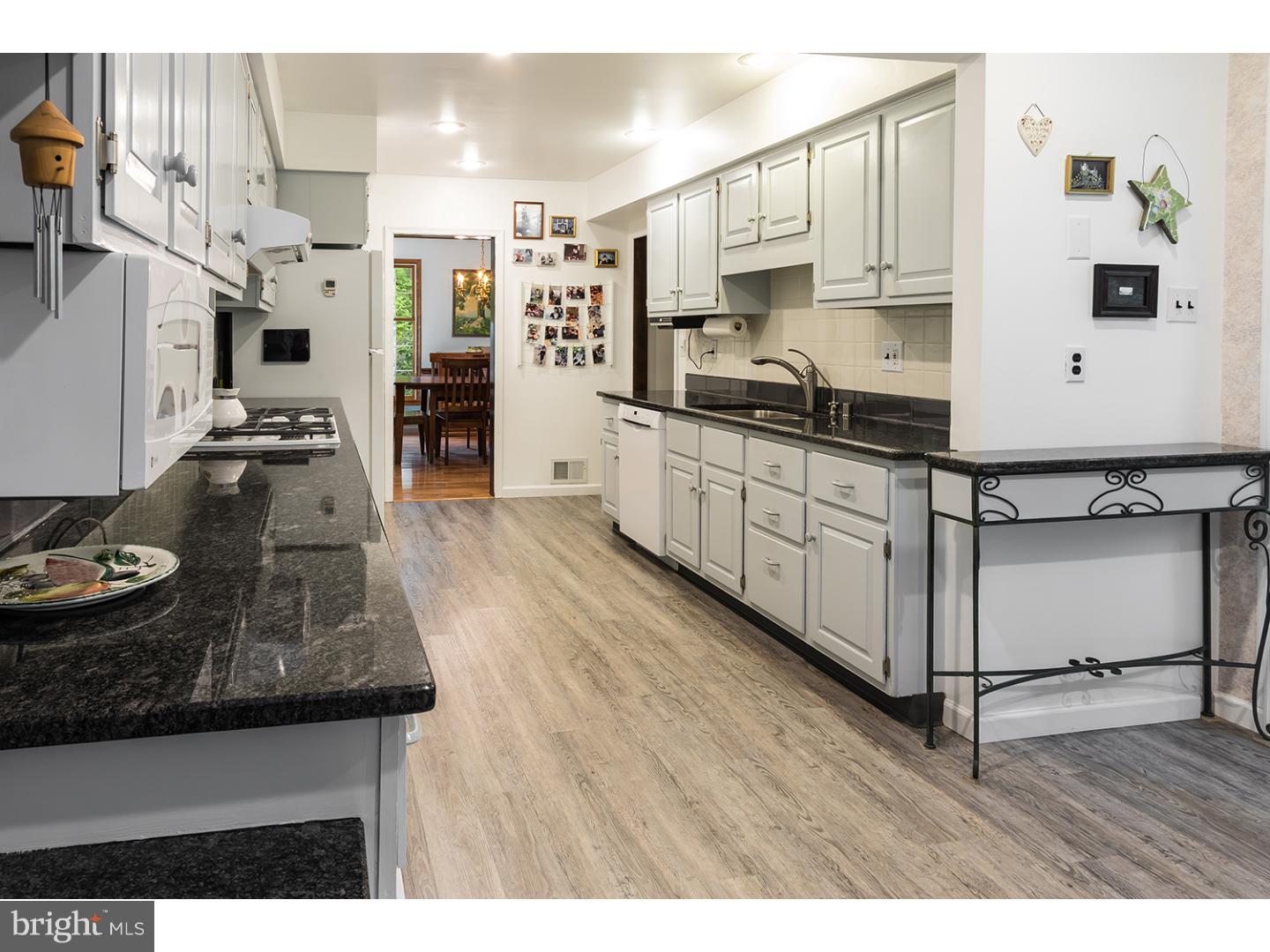 8 Strafford Circle Road Medford, NJ 08055 - Photo 10 of 25 Kitchen