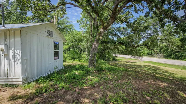 a view of a backyard