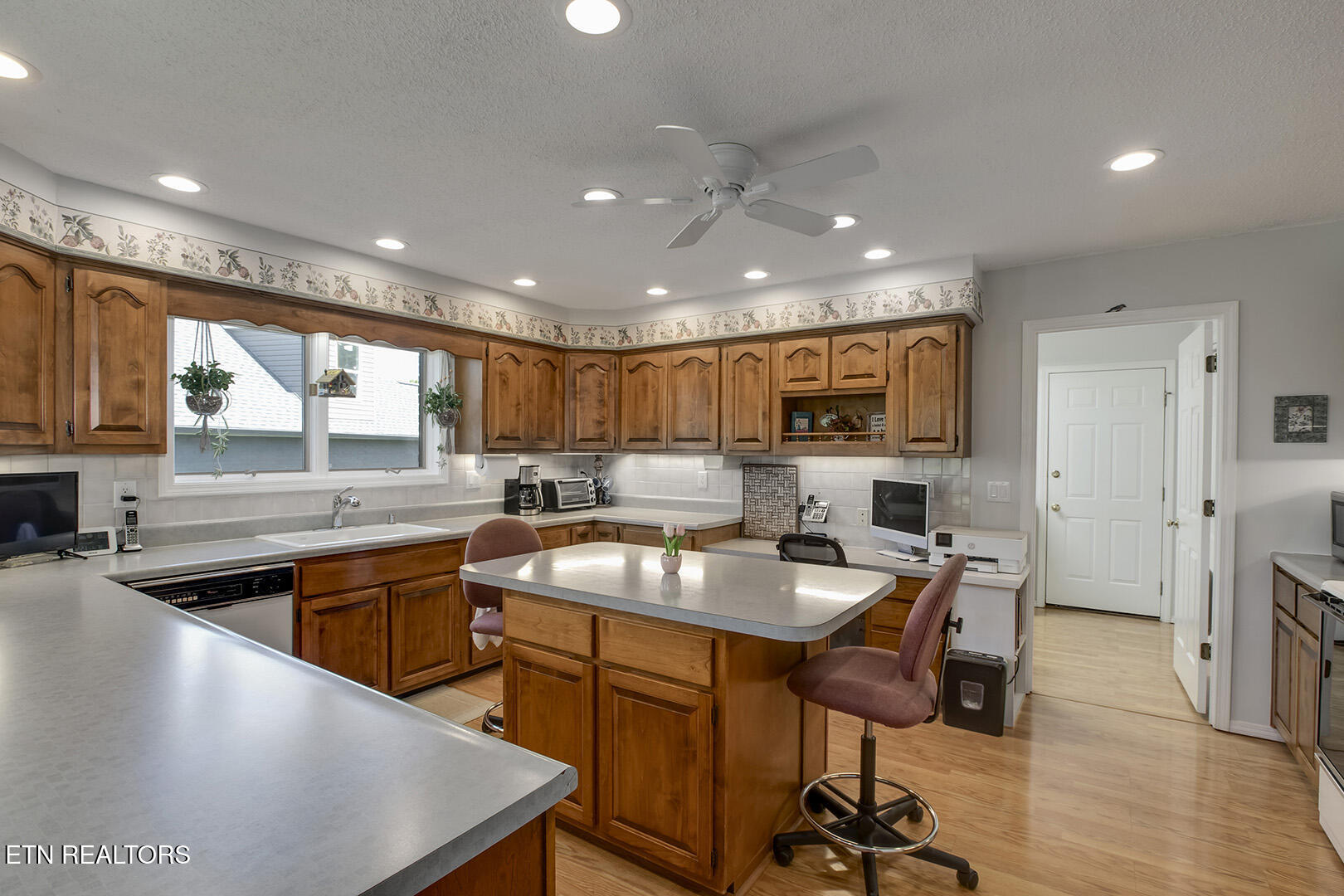 212 Tooweka Lane Loudon, TN 37774 - Photo 23 of 55 23_212 Tooweka Lane_Kitchen04