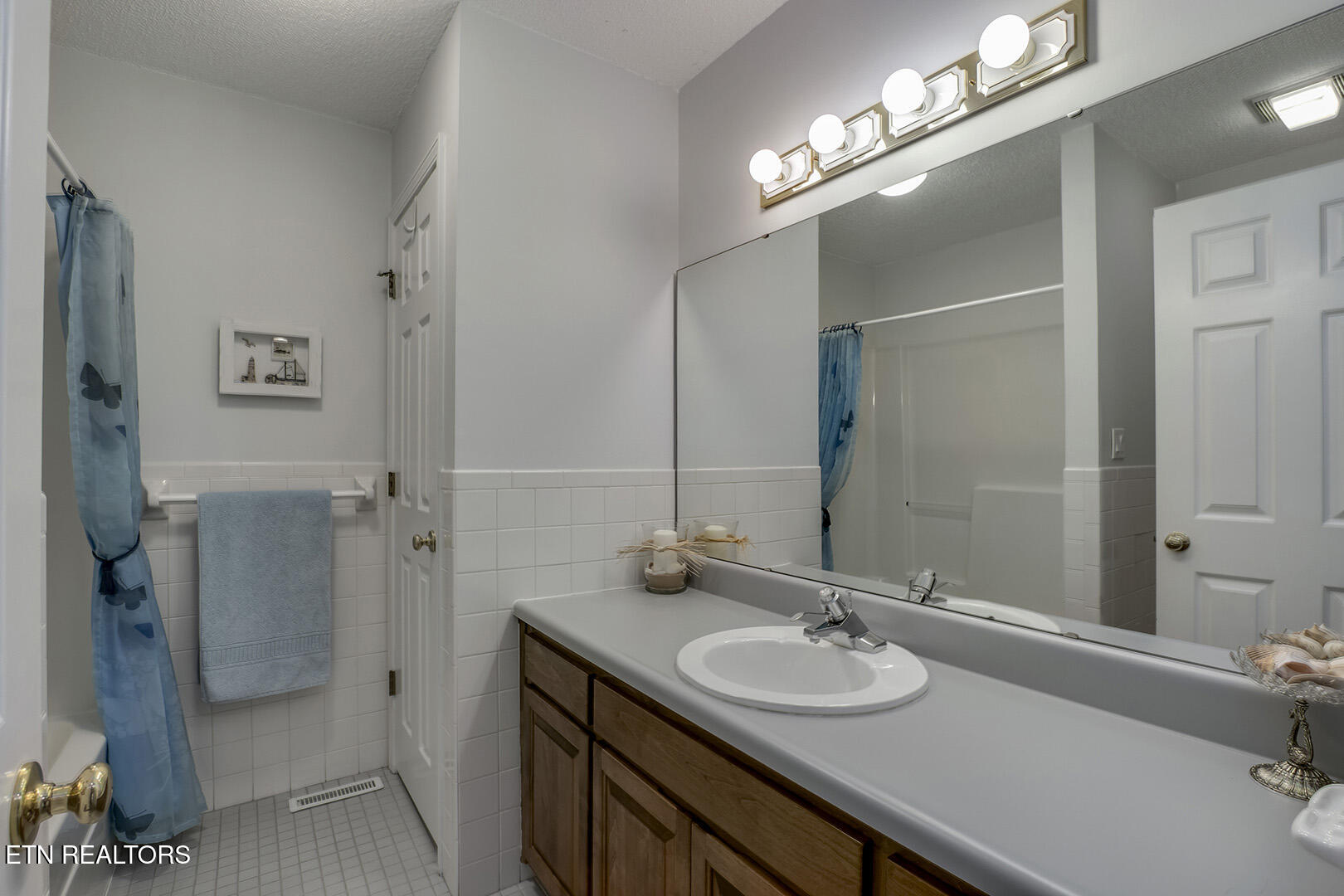 212 Tooweka Lane Loudon, TN 37774 - Photo 34 of 55 34_212 Tooweka Lane_GuestBath