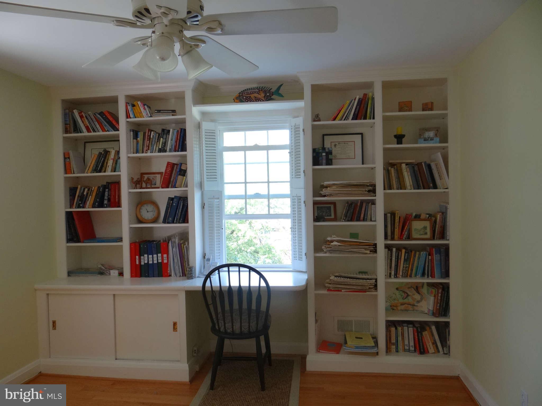 101 Stanmore Road Baltimore, MD 21212 - Photo 16 of 25 a livingroom with a bookshelf