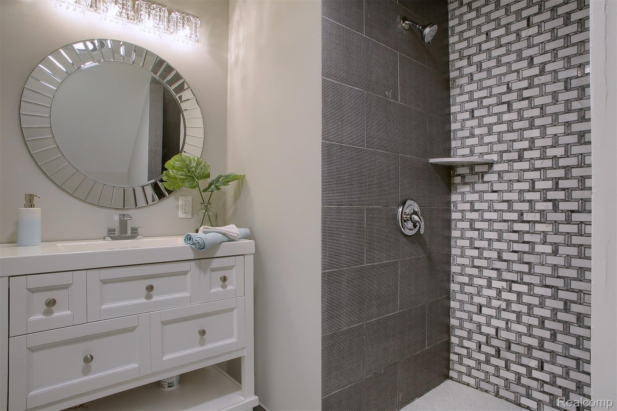 3892 Alida Avenue Rochester, MI 48309 - Photo 17 of 27 17-Master Bathroom.jpg