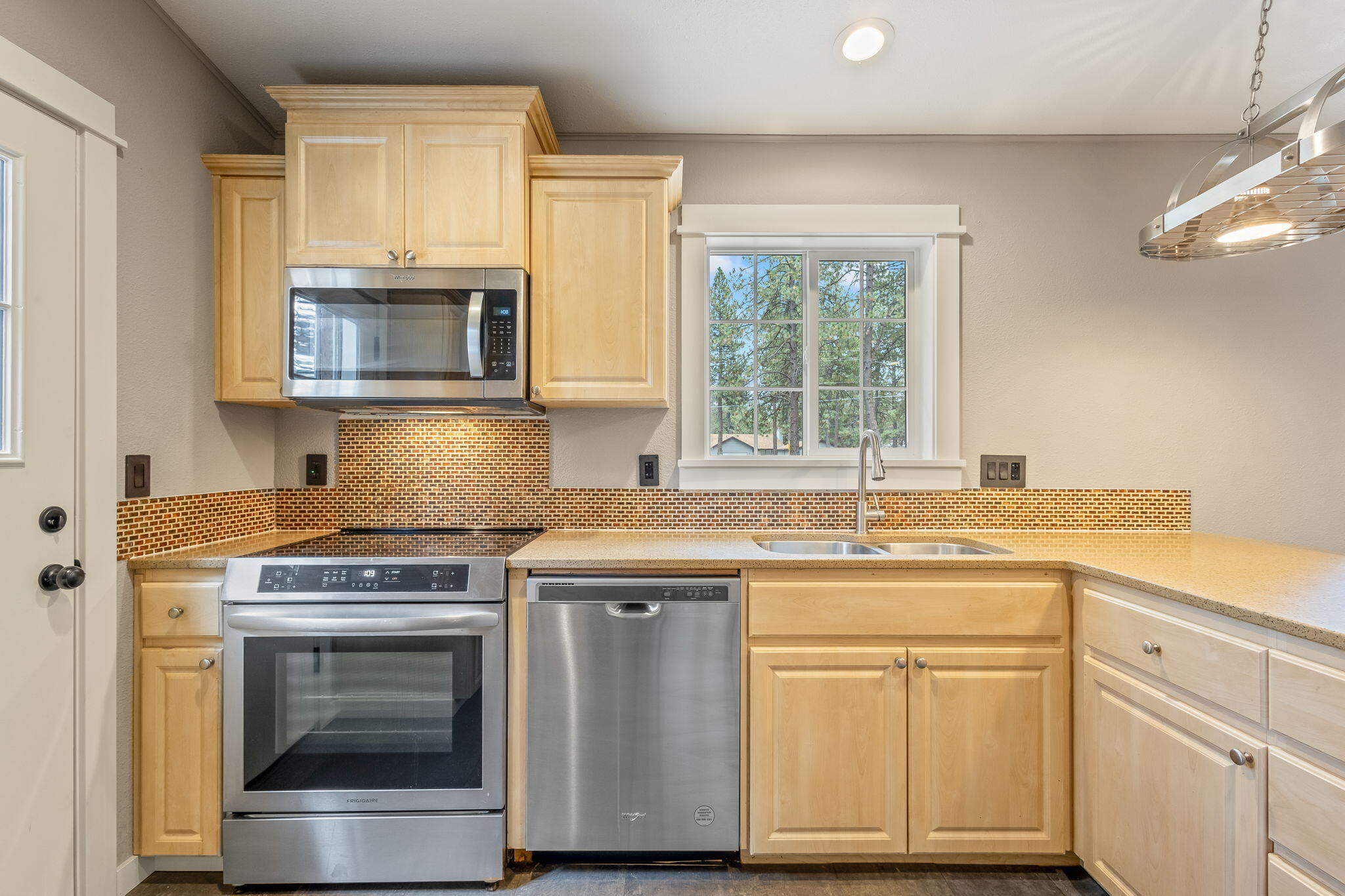 60061 Navajo Road Bend, OR 97702 - Photo 7 of 38 Kitchen