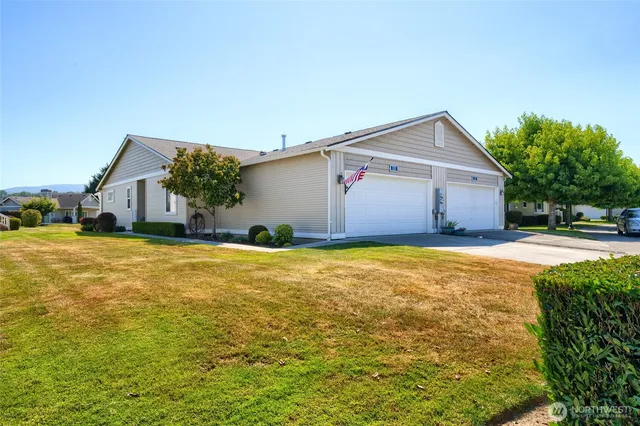 a front view of house with yard and garage