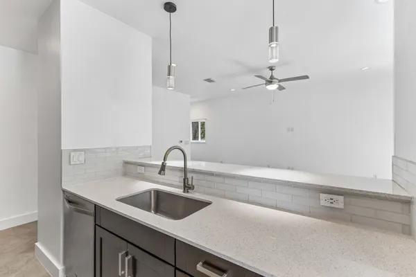 $2,550 | 2101 Montopolis Drive, Unit 18, Austin, TX 78741