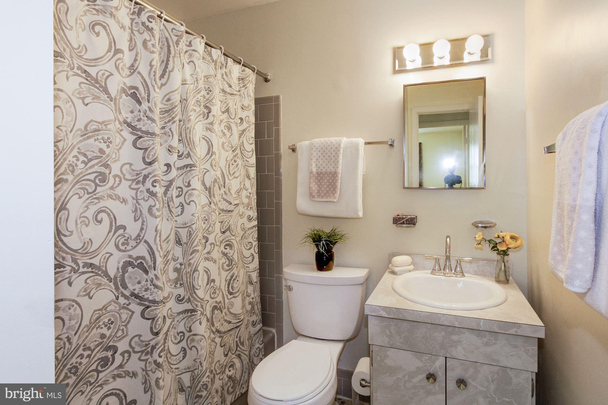 11320 Gainsborough Road Potomac, MD 20854 - Photo 17 of 23 Hall bath