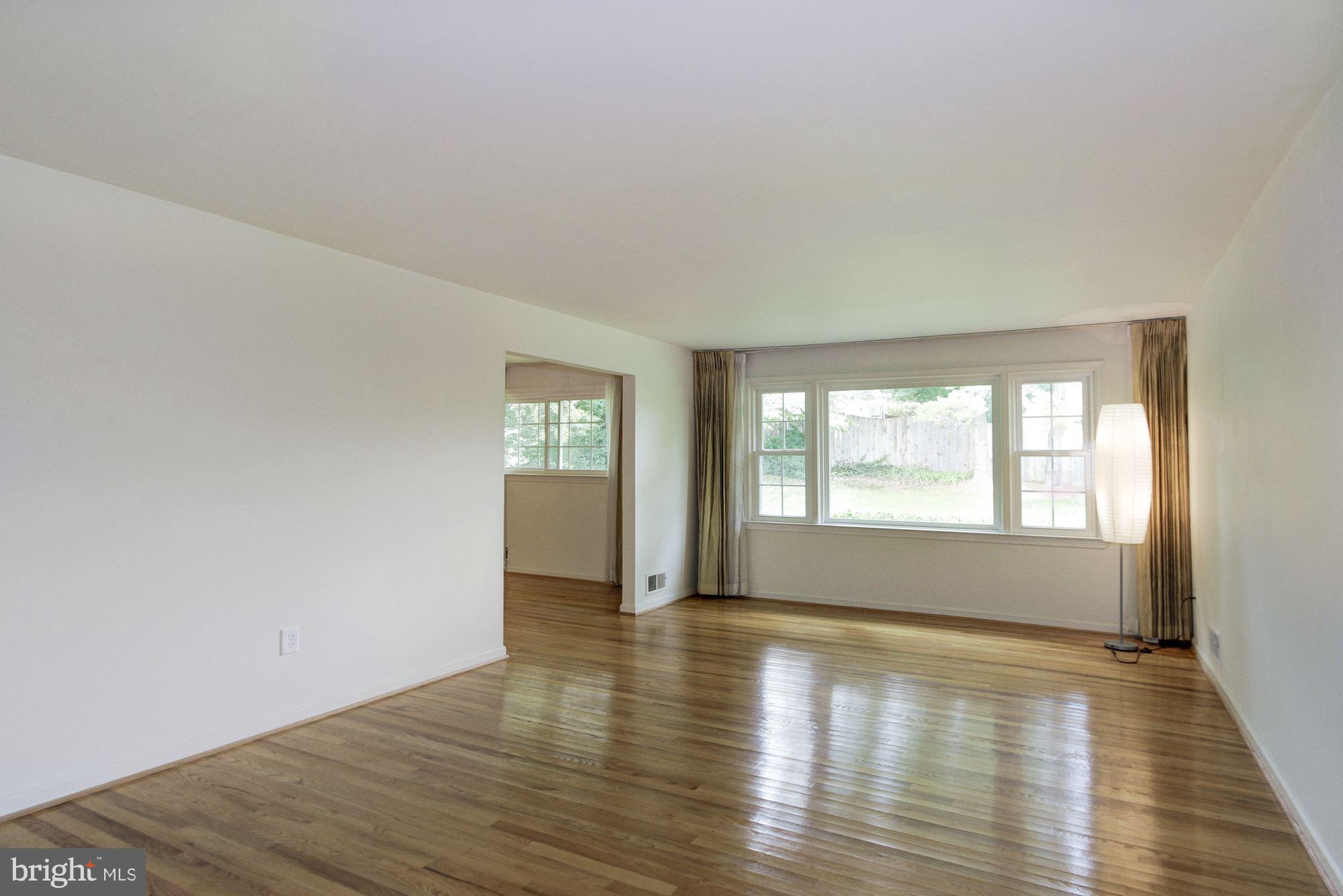 11320 Gainsborough Road Potomac, MD 20854 - Photo 4 of 23 Living Room
