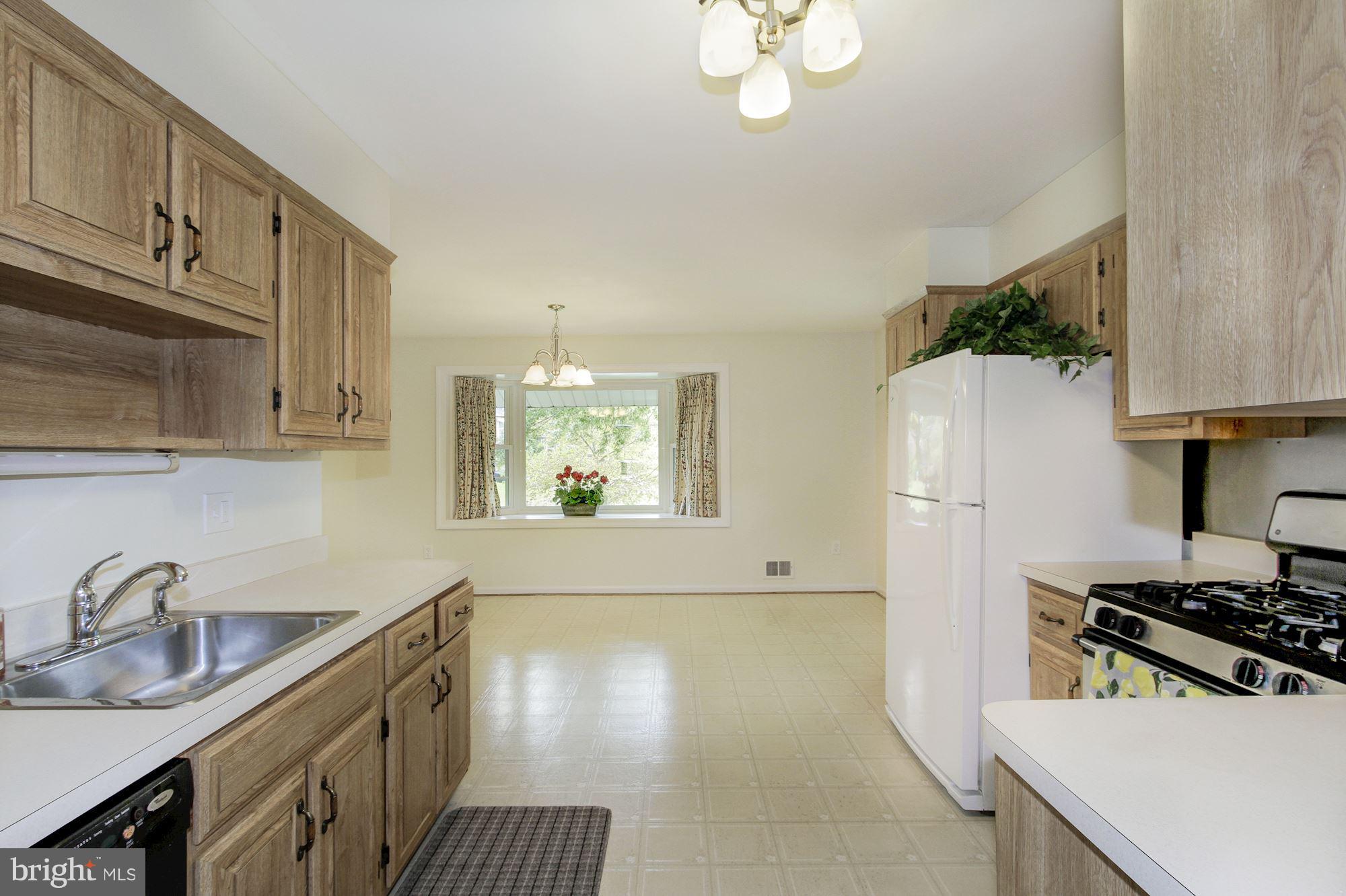 11320 Gainsborough Road Potomac, MD 20854 - Photo 7 of 23 Kitchen