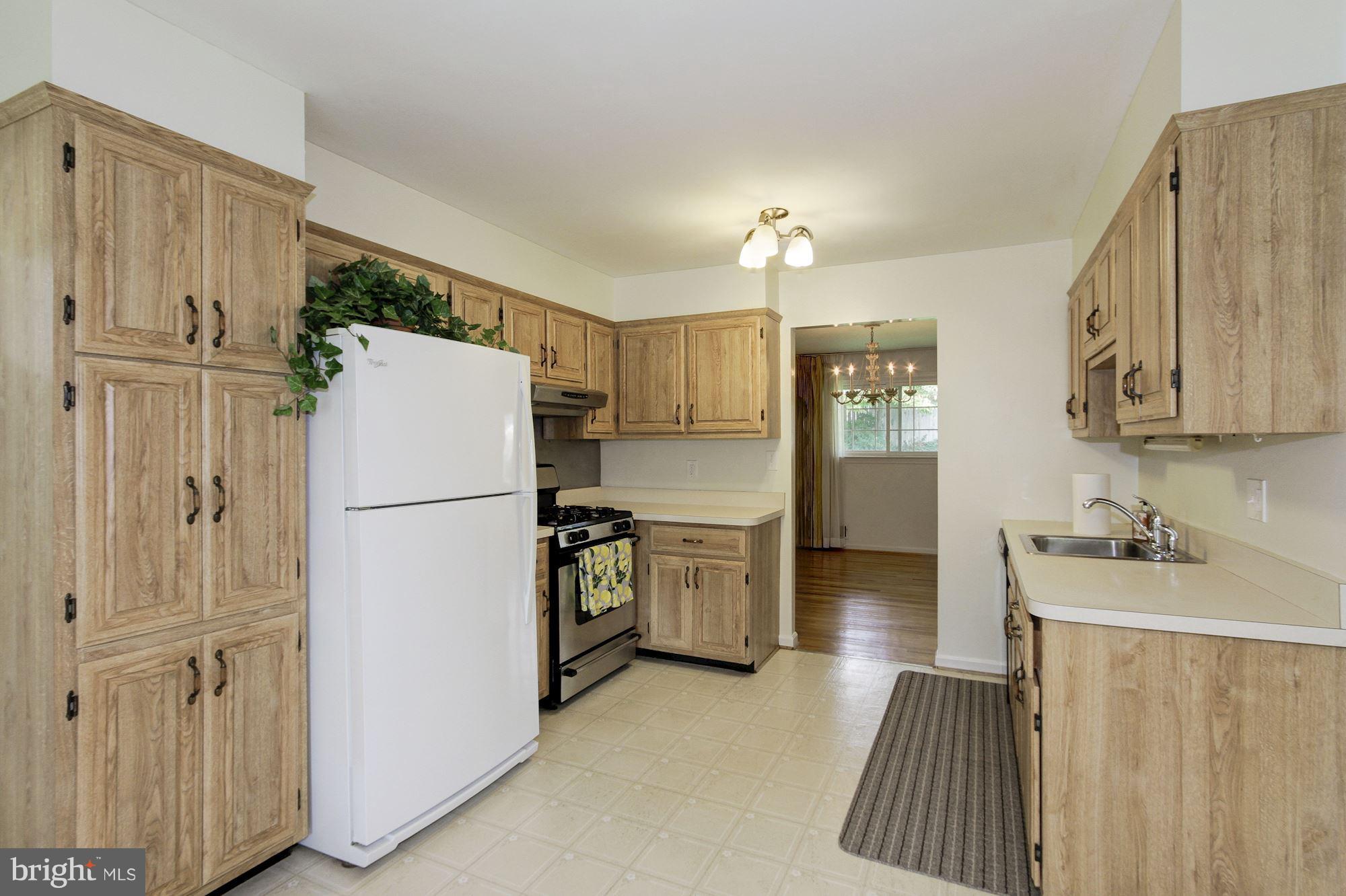 11320 Gainsborough Road Potomac, MD 20854 - Photo 8 of 23 Kitchen