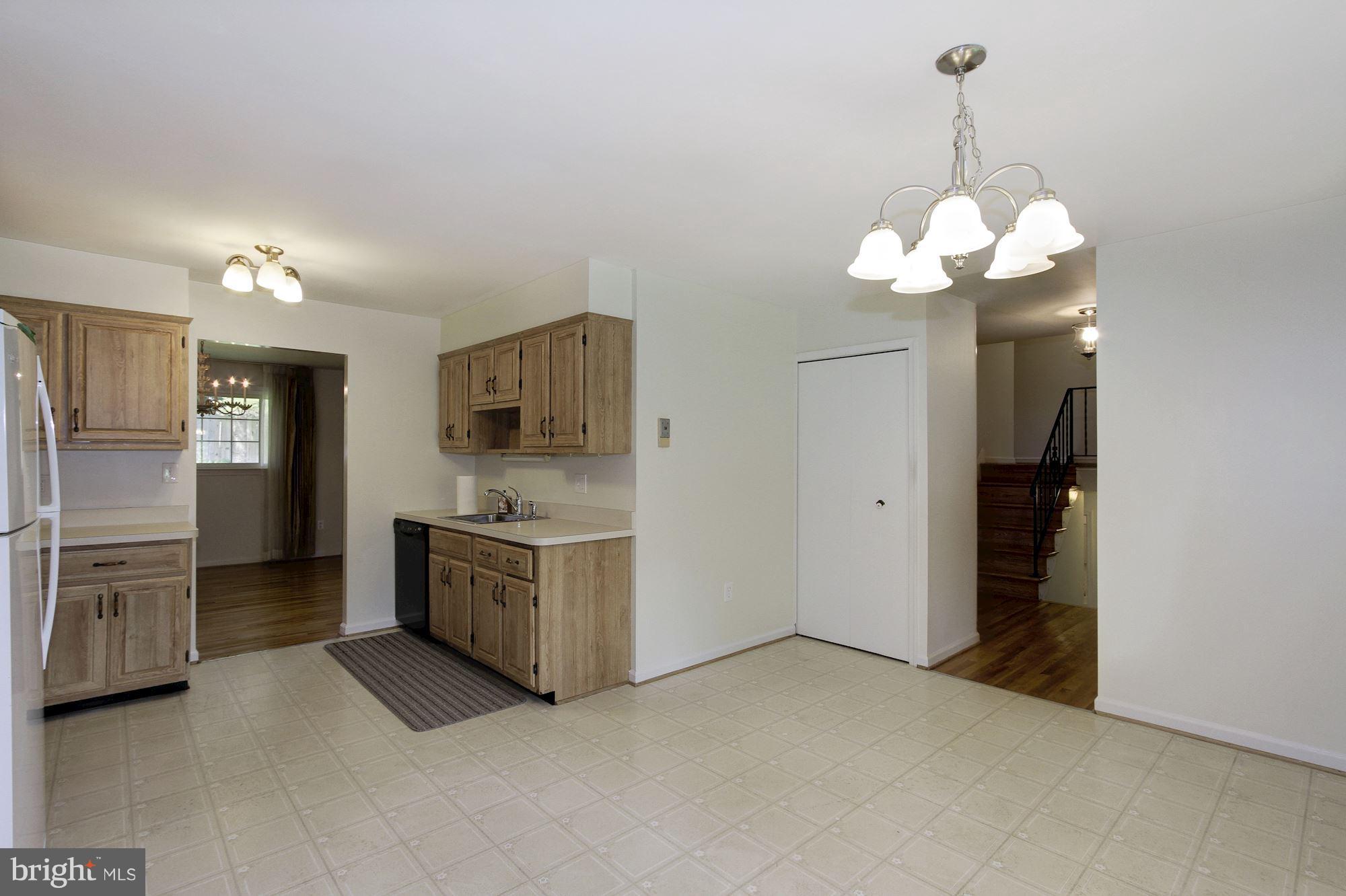 11320 Gainsborough Road Potomac, MD 20854 - Photo 10 of 23 Kitchen