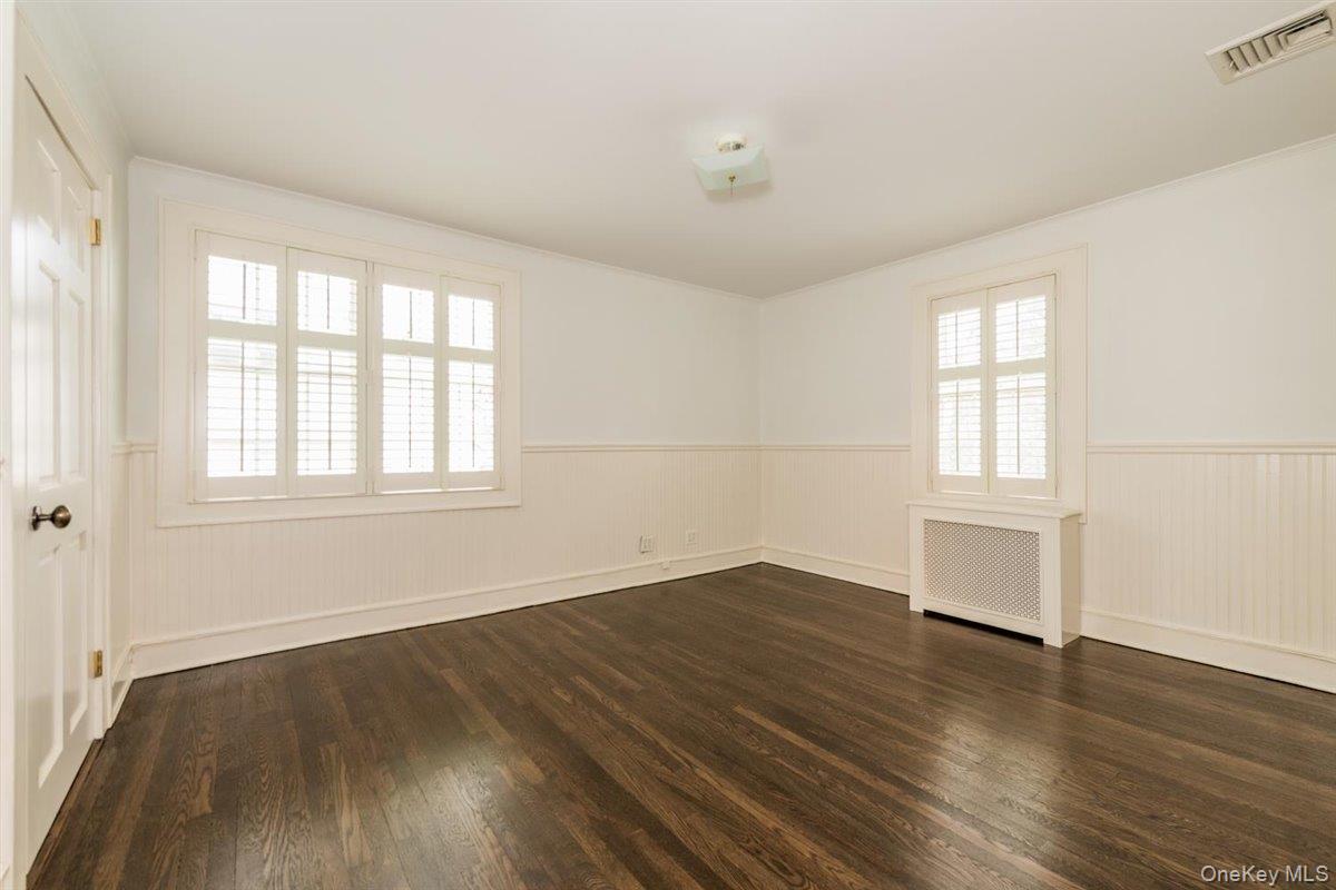 16 Lodge Road Great Neck, NY 11021 - Photo 7 of 24