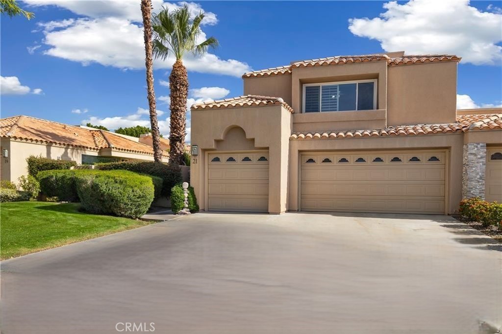 Casita is Upstairs  Extra large Driveway