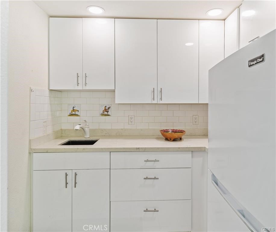 21 Colonial Drive Rancho Mirage, CA 92270 - Photo 21 of 23 Casita Kitchenette