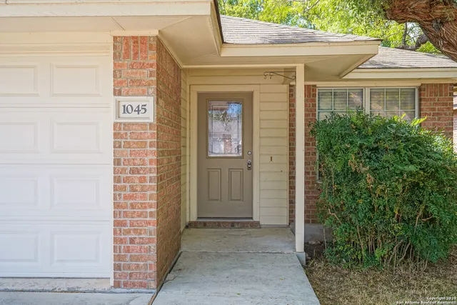 $1,400 | 1045 Misty Acres Drive, New Braunfels, TX 78130