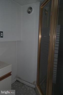 5848 Belair Road Baltimore, MD 21206 - Photo 10 of 11 Bath