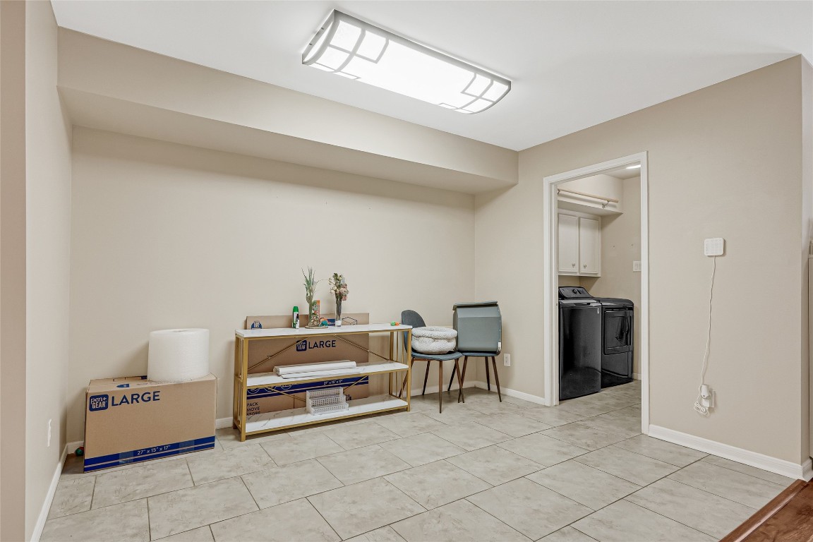 14724 Perthshire Road, Unit C Houston, TX 77079 - Photo 12 of 29 Another view of the breakfast/dining area right next to the kitchen and opens to the livingroom.