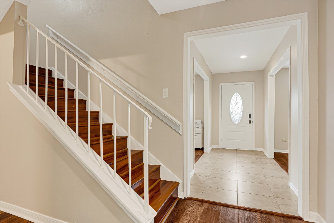 14724 Perthshire Road, Unit C Houston, TX 77079 - Photo 15 of 29 Facing the frontdoor entry.