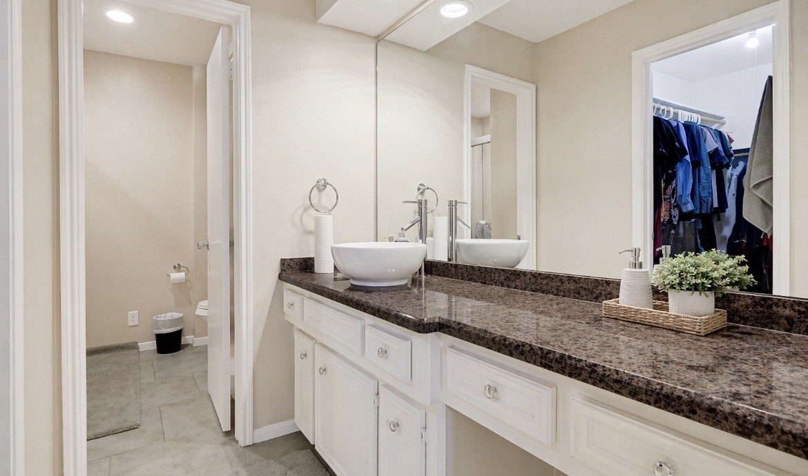 14724 Perthshire Road, Unit C Houston, TX 77079 - Photo 19 of 29 Ensuite primary restroom.