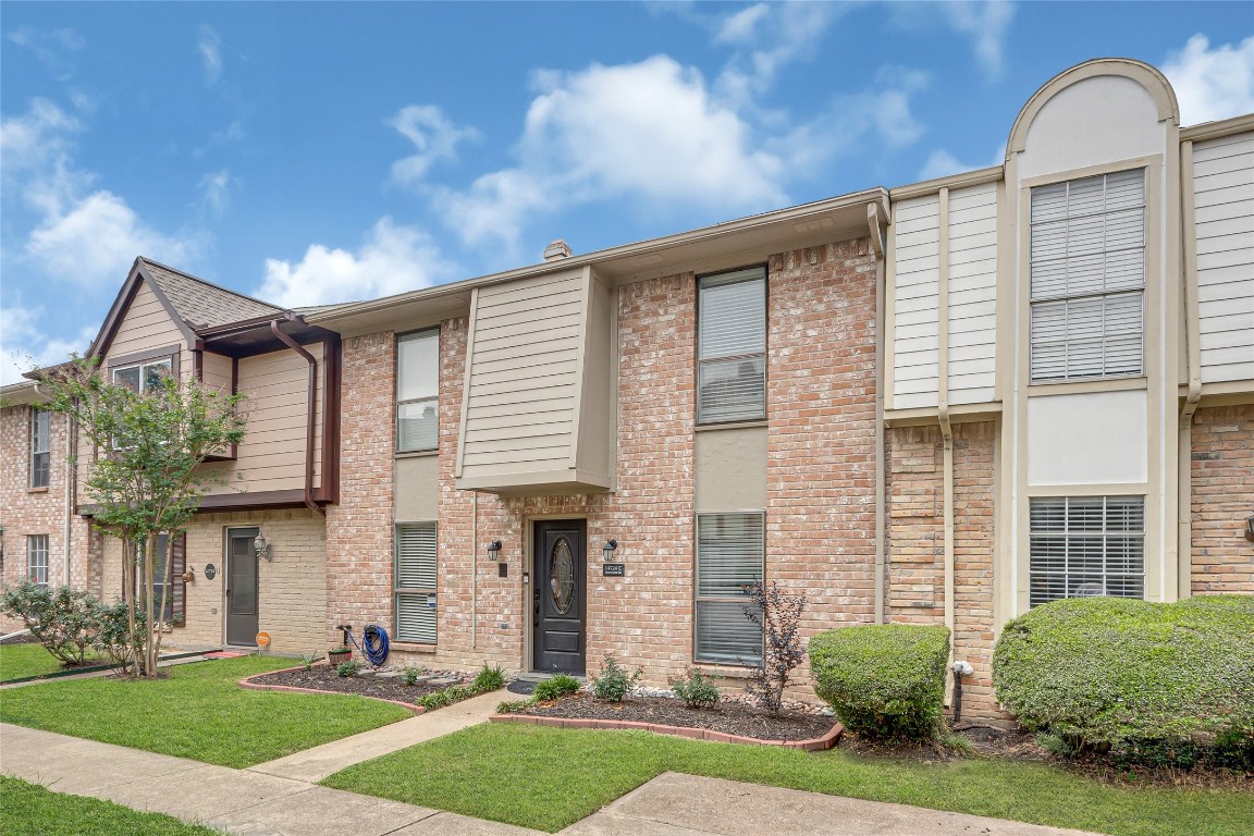 14724 Perthshire Road, Unit C Houston, TX 77079 - Photo 2 of 29 Unit C is very spacious. Well kept and clean.