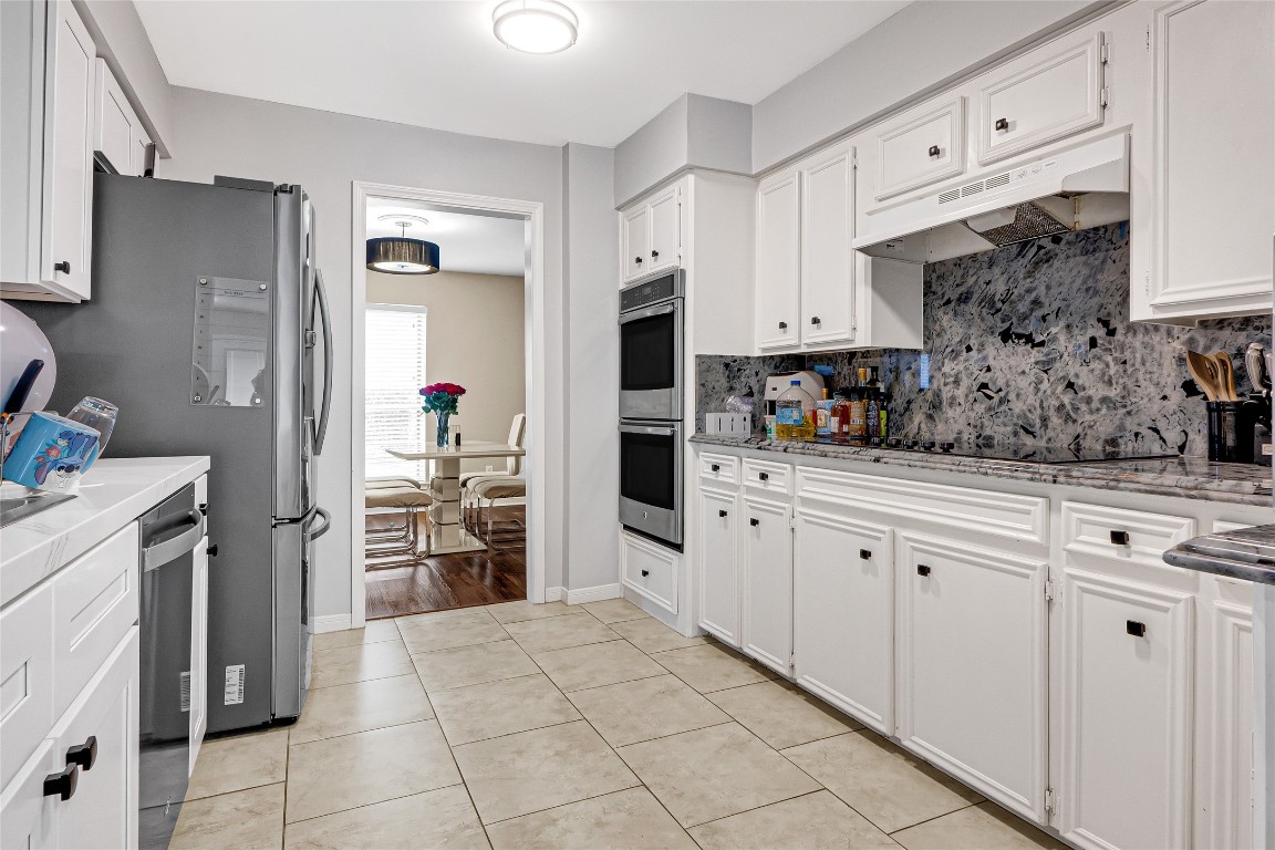 14724 Perthshire Road, Unit C Houston, TX 77079 - Photo 7 of 29 Huge kitchen. Refrigerator stays.