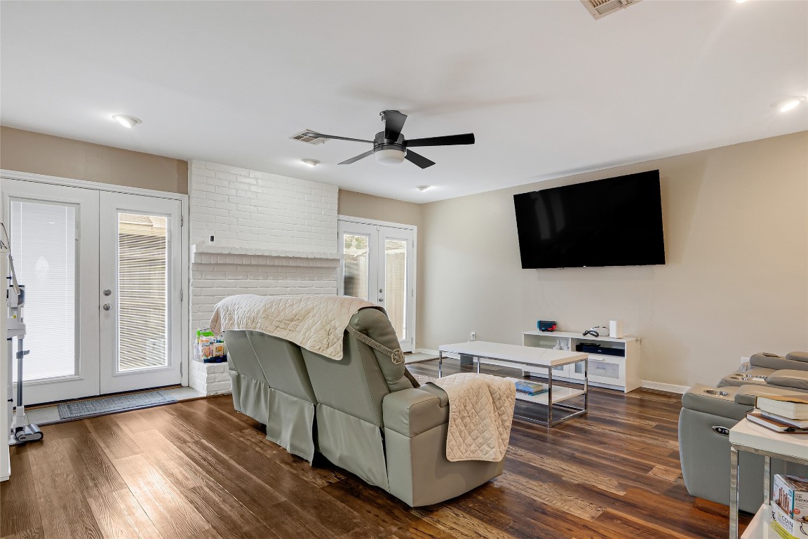 14724 Perthshire Road, Unit C Houston, TX 77079 - Photo 9 of 29 Living room with access to private backyard patio.