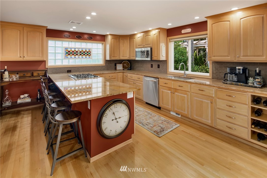 3758 West Commodore Way Seattle, WA 98199 - Photo 18 of 40 Gallery Image 18