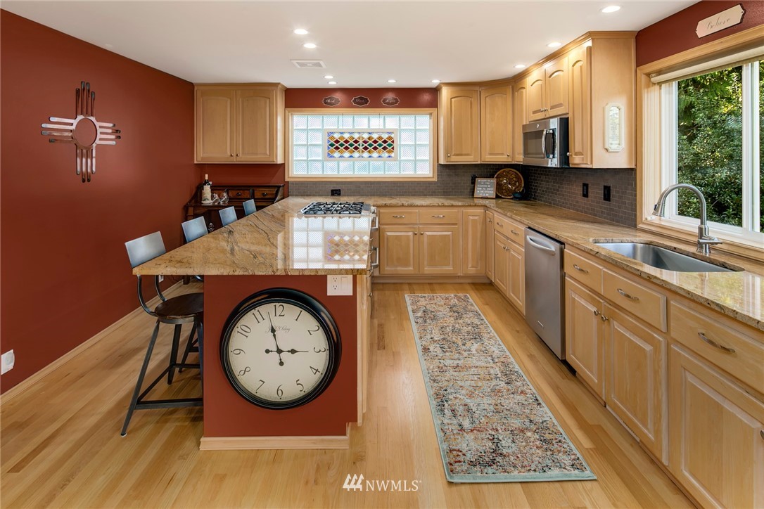 3758 West Commodore Way Seattle, WA 98199 - Photo 19 of 40 Gallery Image 19