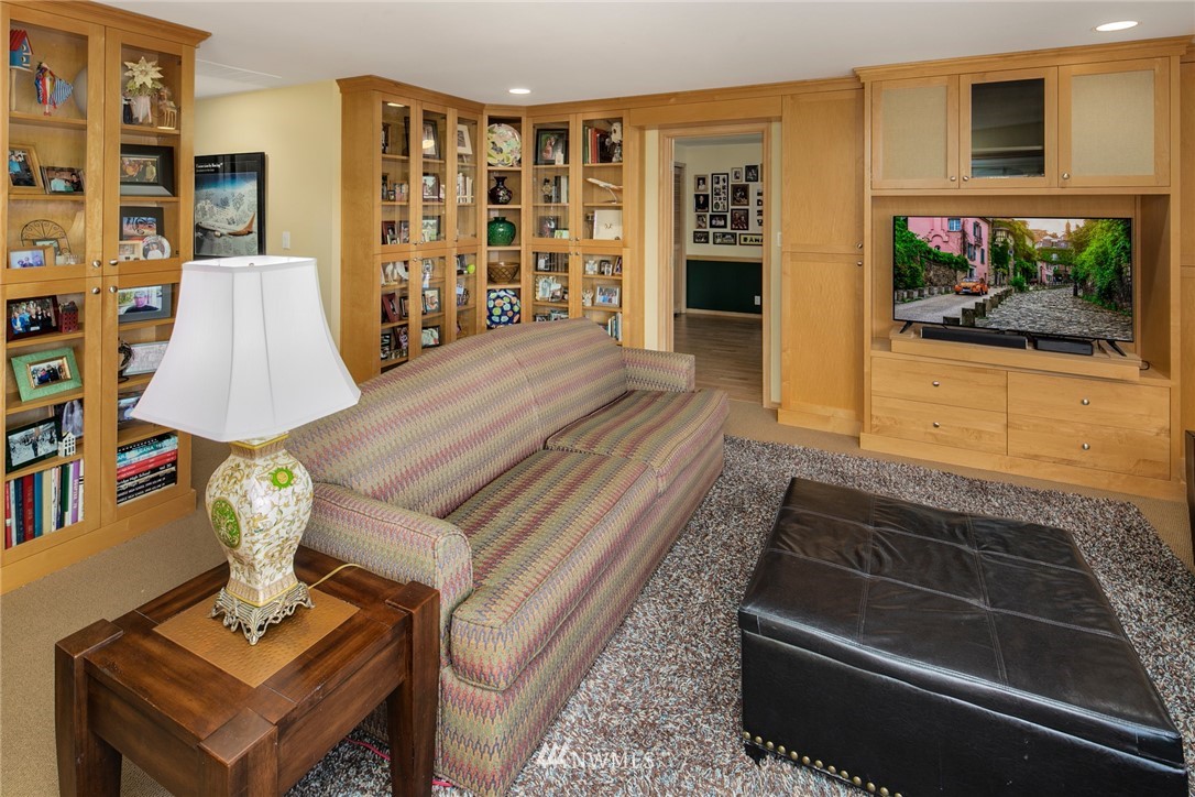 3758 West Commodore Way Seattle, WA 98199 - Photo 29 of 40 Gallery Image 29
